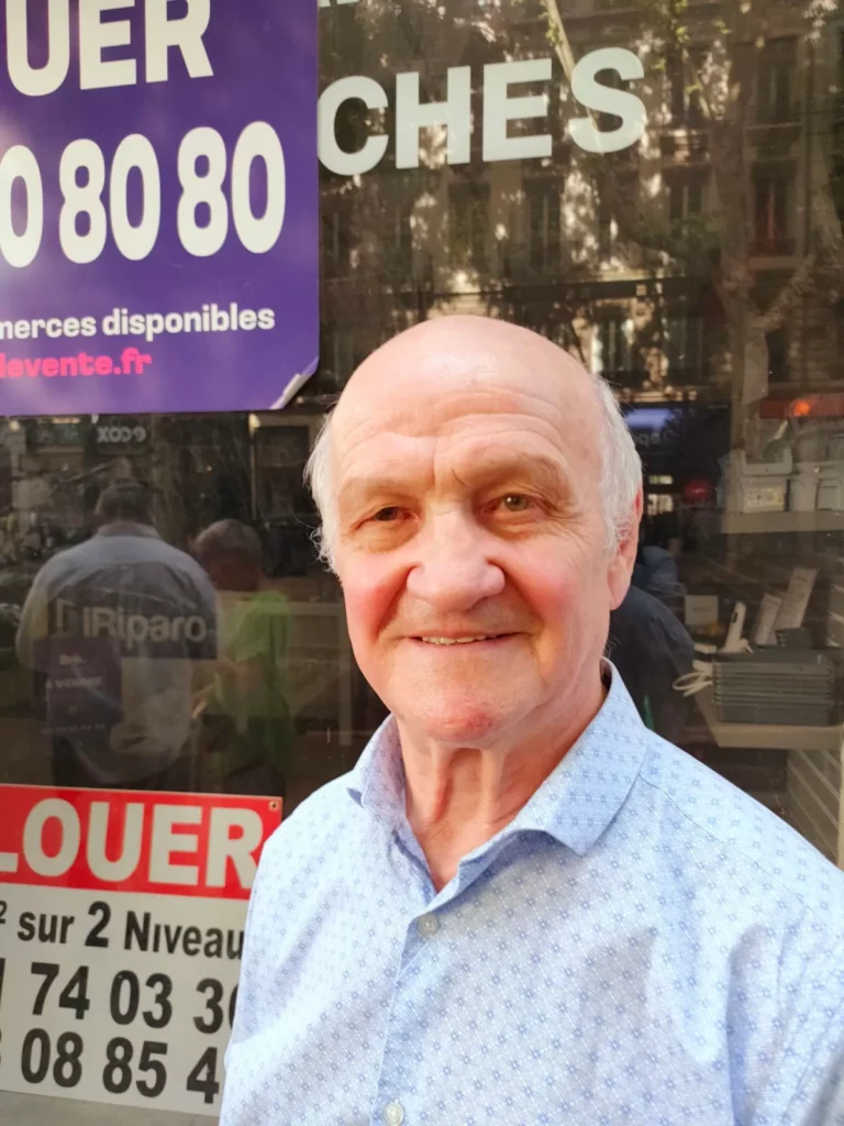 Michel Dulac devant sa future permanence avenue maréchal de Saxe.
